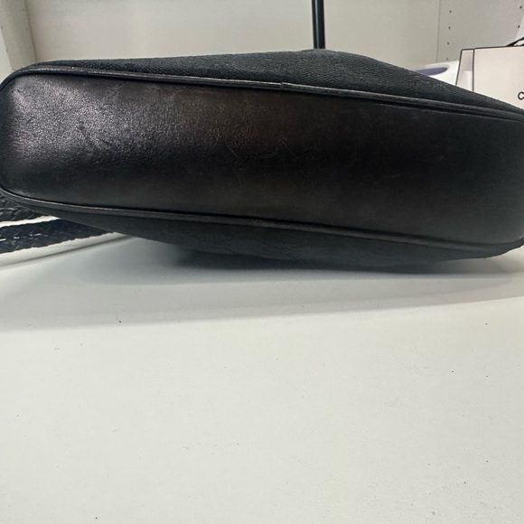 Gucci Black Crossbody Bag with Adjustable Strap and Minimalist Design - Picture 11 of 13